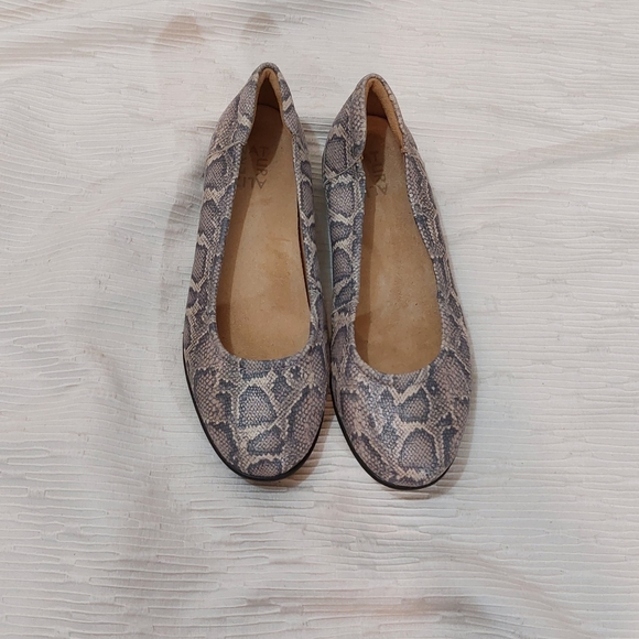Snakeskin Patterned Women's Flats - Picture 5 of 9